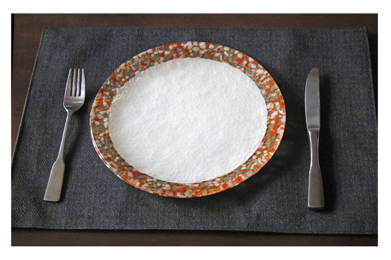 Pebble plate (25 cm x 3 cm).